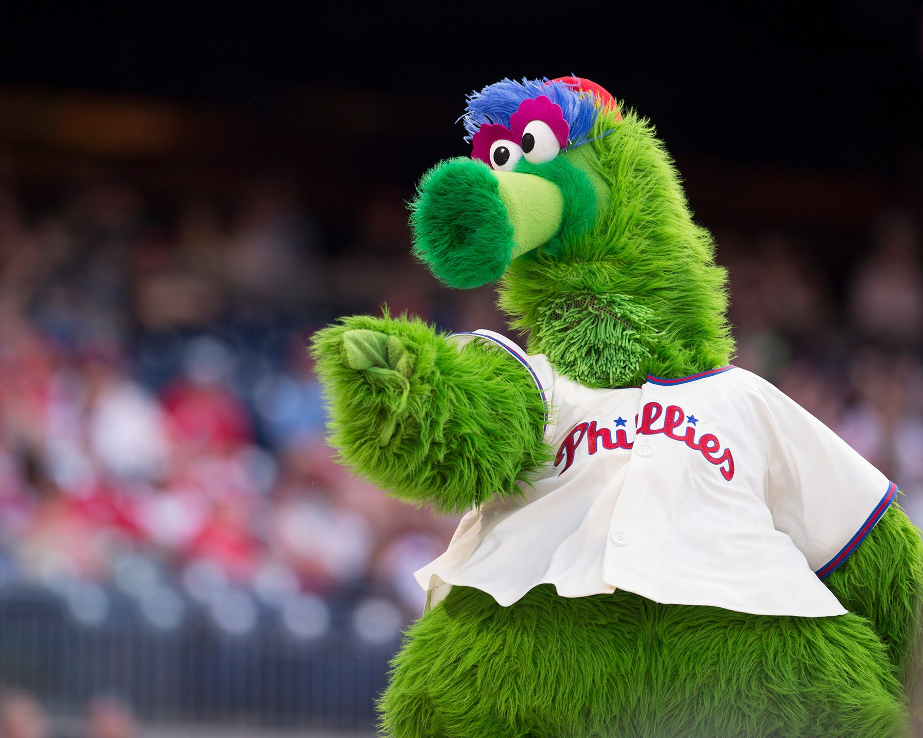 Calum Scott shouts out Phillies fans after 'Dancing On My Own